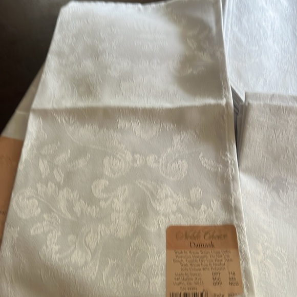 Damask tablecloth. 6 napkins and placemats. Never used. - Picture 2 of 6